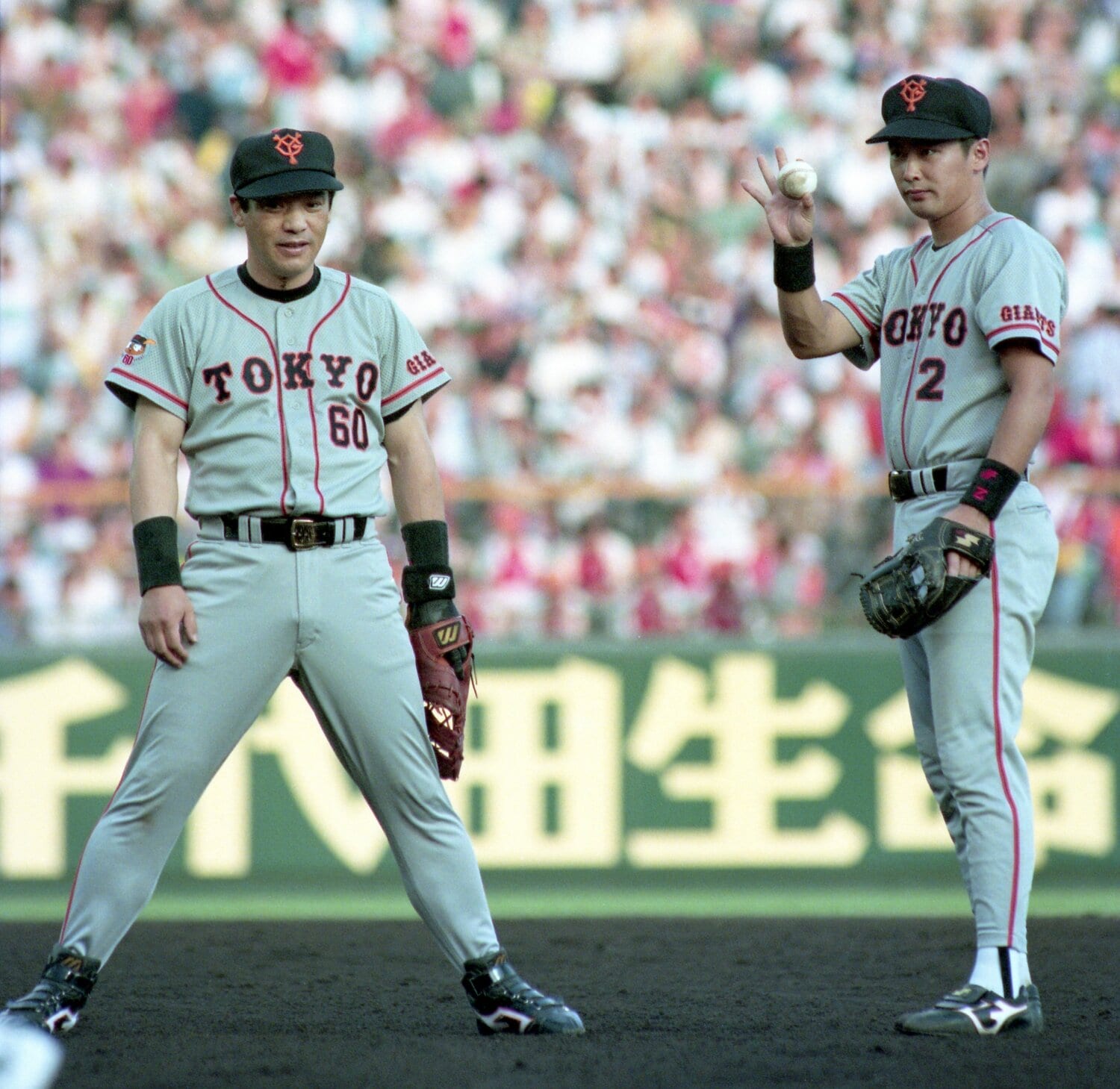 1994年7月26日の阪神戦で。一塁ゴロをエラーし、肩を落とす落合　©KYODO