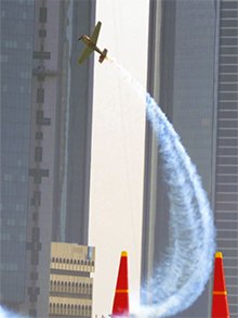 急上昇しながら旋回する室屋の機体。身体にかかるGは想像を絶するものがある。(C)Masayuki Tanabe