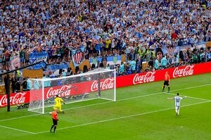 【カオス！！】W杯優勝で「500万人集まるとか狂乱の極み」「電柱・信号よじ登り→落下続出」アルゼンチン絶頂… 宿敵ブラジルも前代未聞の絶賛
