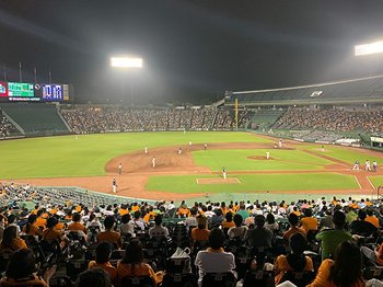 神戸で思い出した野球観戦の快楽。野球場は狂おしい程に自由なのだ。＜Number Web＞ photograph by Yasutaka Nakamizo
