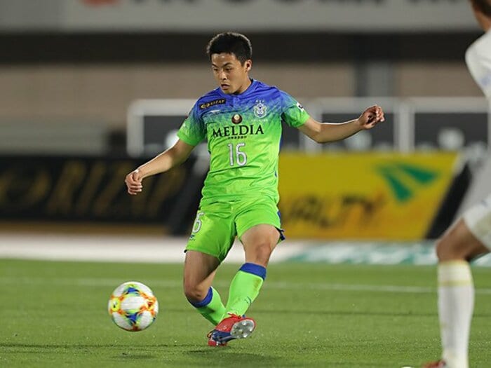 湘南・齊藤未月の褒めすぎに注意!目標はカンテ、大先輩とも言い合う。<Number Web> photograph by J.LEAGUE