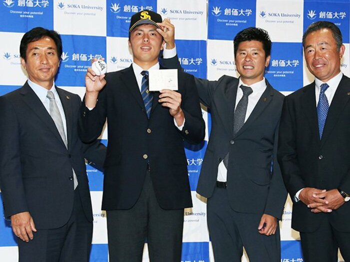 田中正義を送り出す創価大・岸監督。「割と軽く考えてピッチャーにした」<Number Web> photograph by Kyodo News
