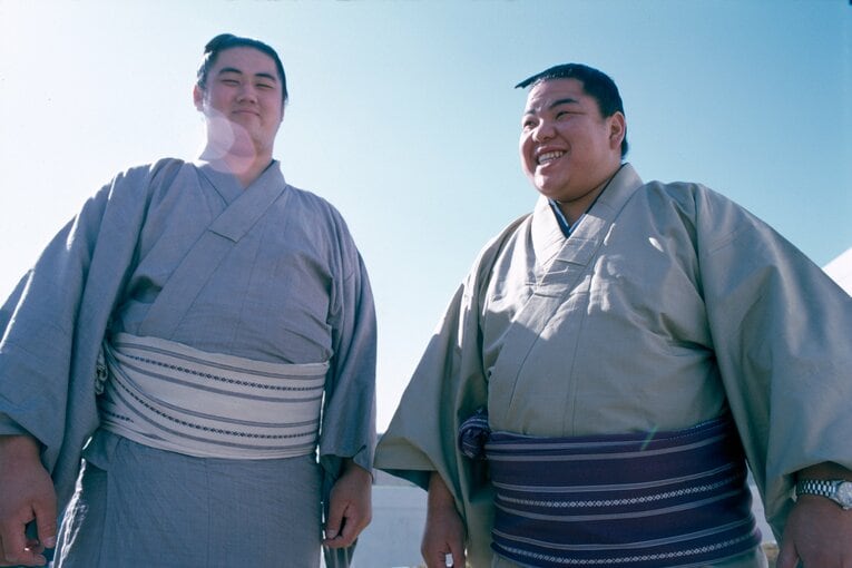 1985年、「花のサンパチ組」保志信芳（のちの横綱・北勝海、現相撲協会理事長）との対談　©BUNGEISHUNJU