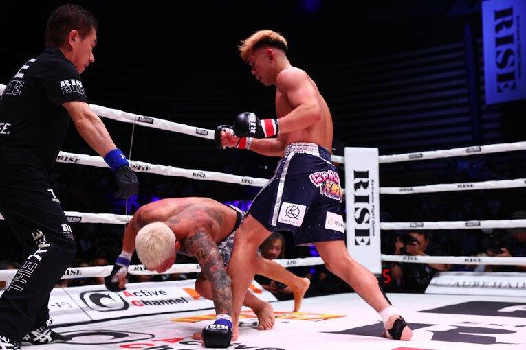 YA-MANと山口裕人の壮絶な殴り合い　©RISE/Chiyo Yamamoto