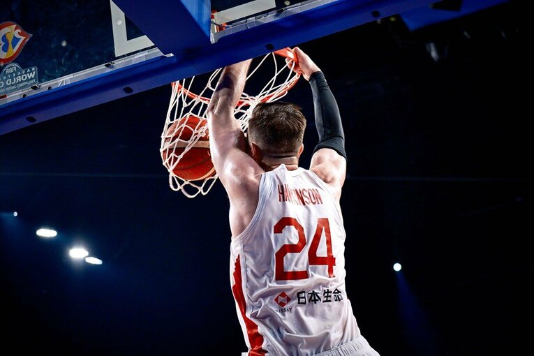 カーボベルデ戦、ホーキンソンの豪快なダンク　©FIBA