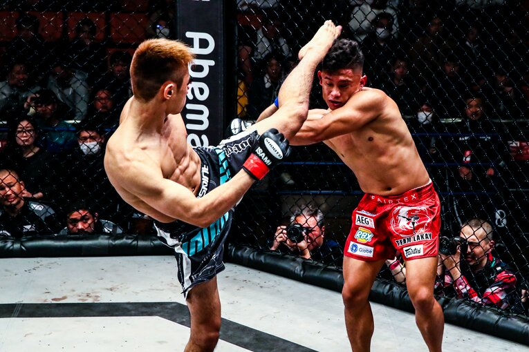 体重超過の相手を打撃で圧倒する平良達郎　©Susumu Nagao