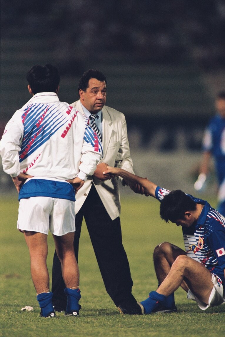 1993年10月の「ドーハの悲劇」。三浦知良の手を引くハンス・オフト　©Koji Asakura