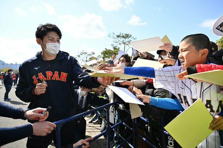 子どもたちを中心に要望に応えていく佐々木 ©Hideki Sugiyama