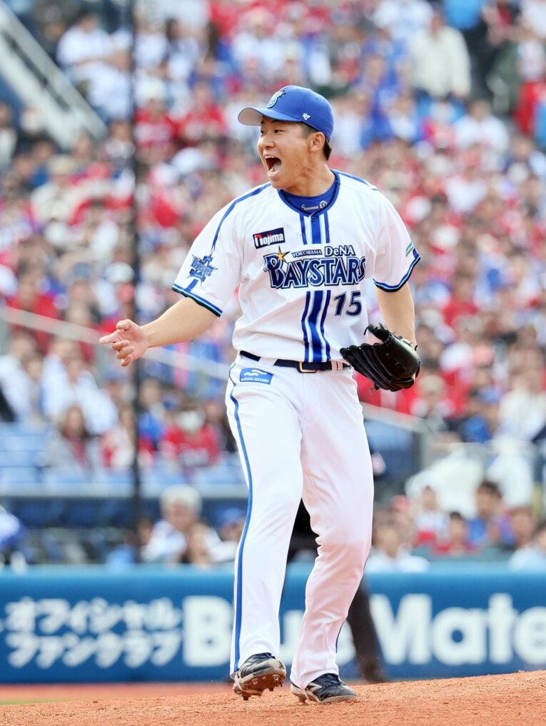 気迫あふれる投球を見せる徳山　©Sankei Shimbun