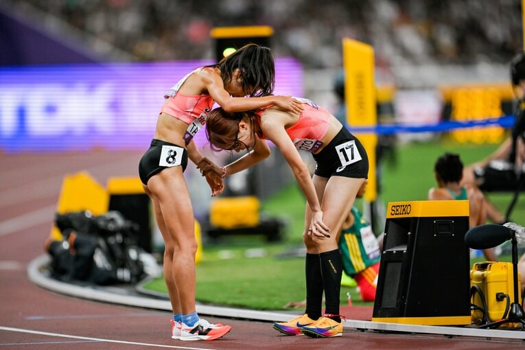 山本のゴールを迎えた田中との感動の抱擁の一部始終　©Nanae Suzuki