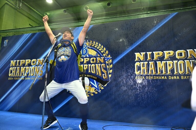 日本シリーズMVPに輝いたDeNA桑原将志がビールかけでこのパフォーマンス　©︎Naoya Sanuki