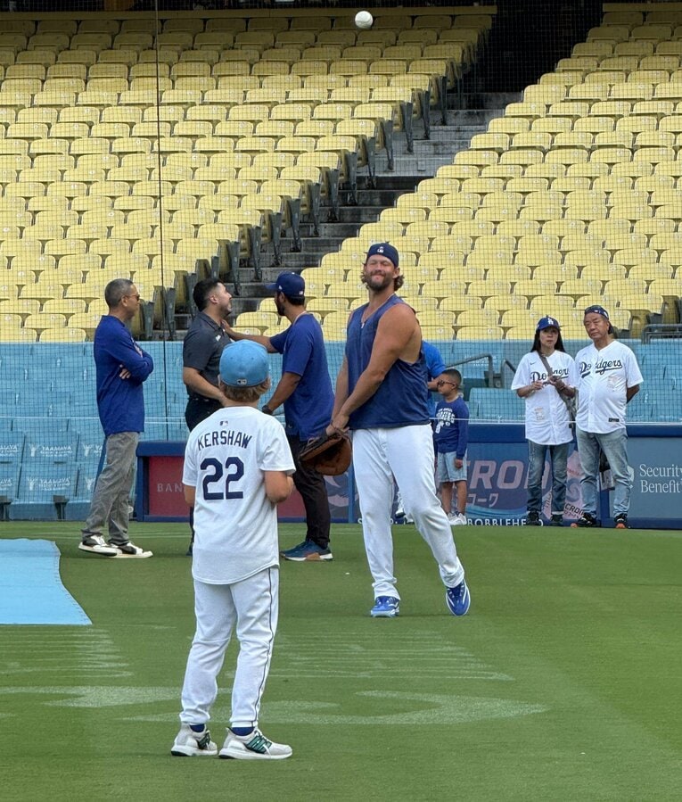 【全100枚超／涙なしには見られない…カーショーと大谷、ドジャースのテレビに映らない名場面】引退会見前、愛息と練習を共にするカーショー（写真はまだまだ続きます）　　©Naoyuki Yanagihara