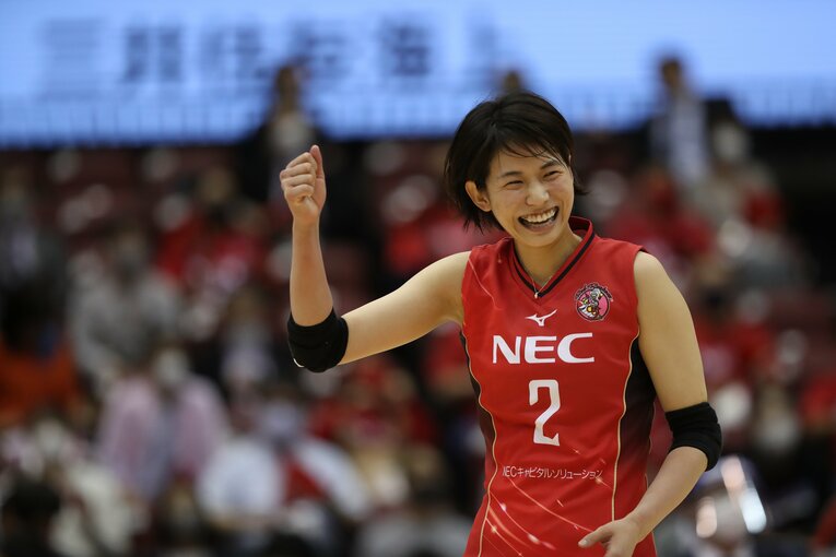 藤原アナリストを「裏ボス」と慕う古賀紗理那　©︎NEC RED ROCKETS