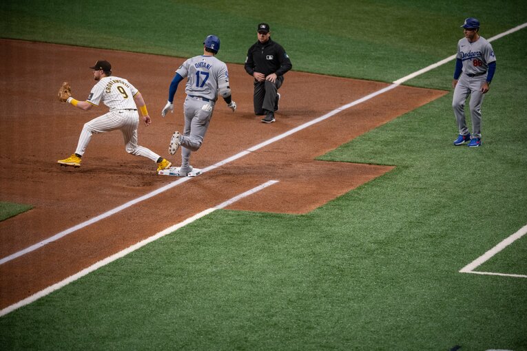 併殺崩れのショートゴロに(3/3)　©Nanae Suzuki