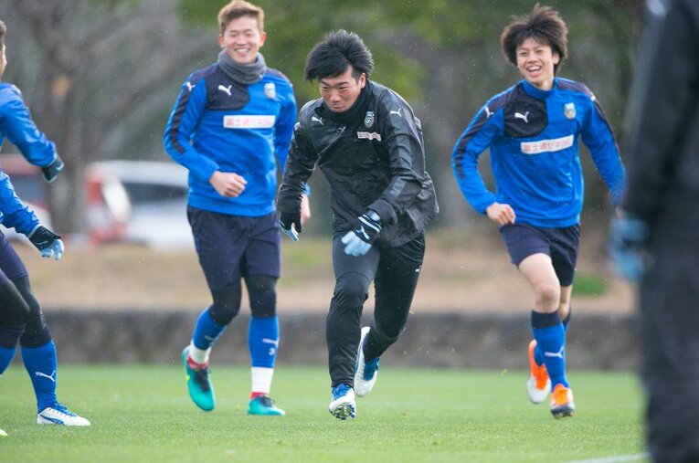 2017年、当時プロ1年目の田中碧（写真右）らと笑顔でトレーニングに励む川崎フロンターレの吉田勇樹コーチ ／ photograph by KAWASAKI FRONTALE