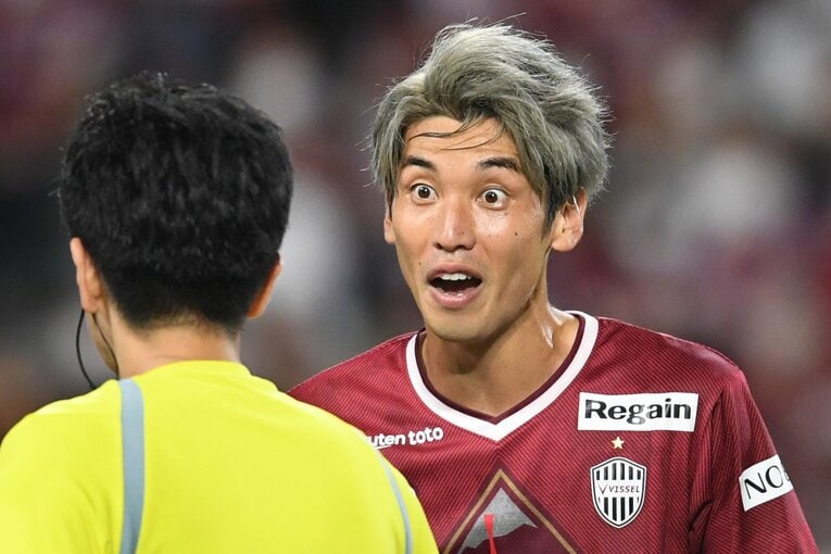 PKをアピールする大迫勇也