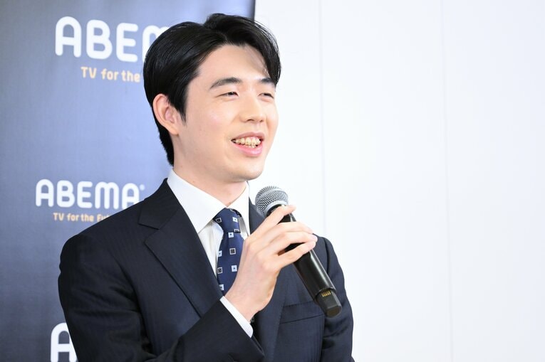 のんと藤井聡太の記念対局を記念しての囲み取材にて（写真はまだまだ続きます）　©Keiji Ishikawa