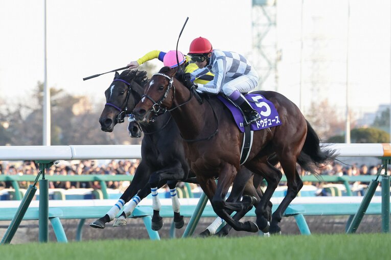 武豊の完璧なエスコートに応えて末脚を爆発させたドウデュース　©JIJI PRESS