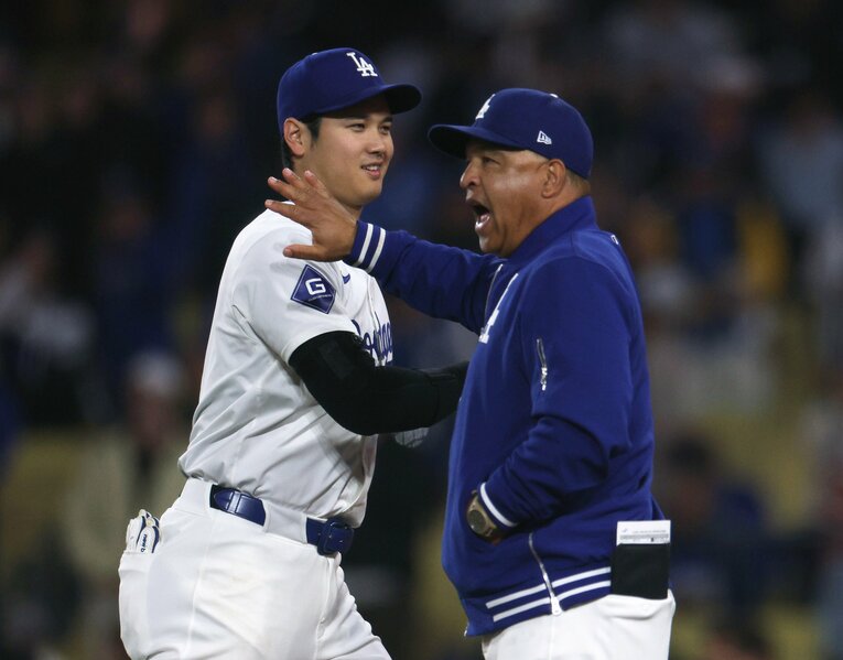 ロバーツ監督と大谷　©Getty Images