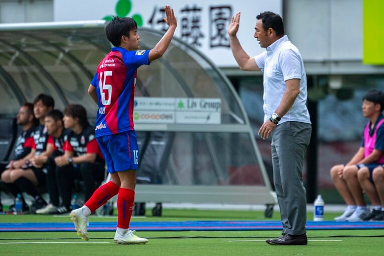 【日本サッカー名選手レア写真集】FC東京時代の久保建英と長谷川健太監督（写真は右に続きます）　©Takuya Sugiyama