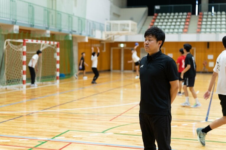 東大寺学園ハンドボール部の安井監督。19年前に赴任した当初は、いまとは全く違う雰囲気だったという　©Shiro Miyake