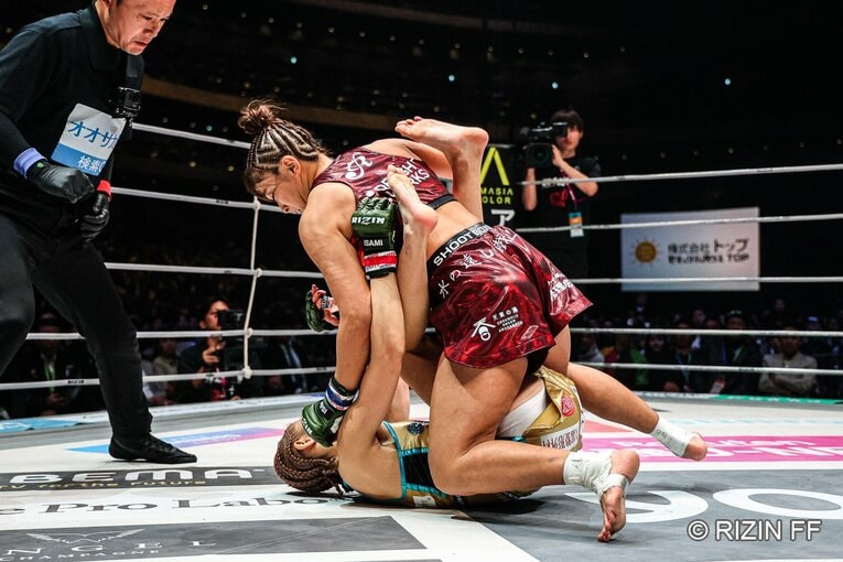 追撃を試みるRENA　©RIZIN FF