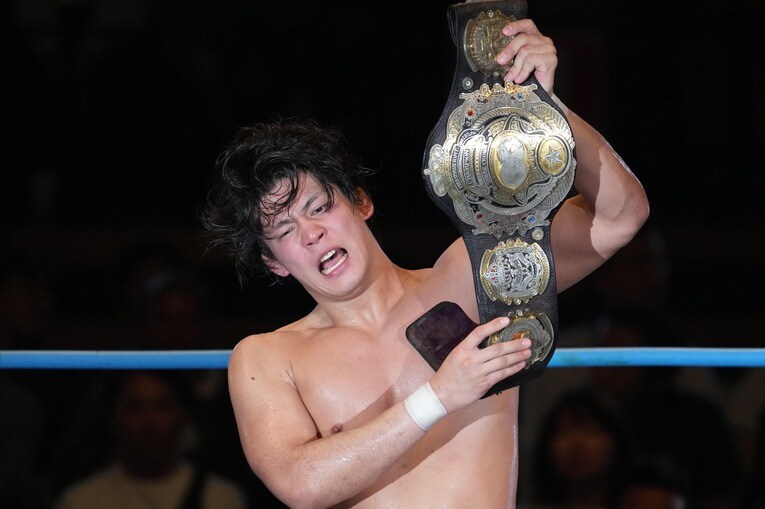 ベルトを掲げる安齊勇馬　©Essei Hara