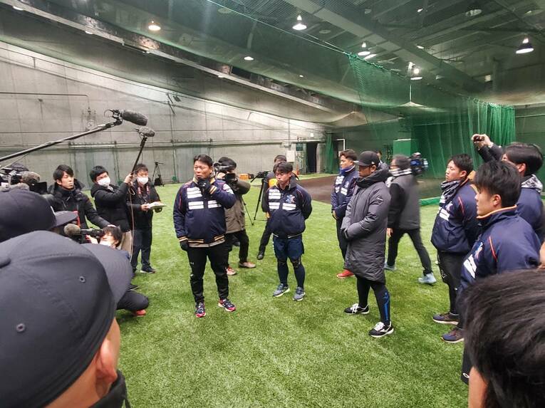 主将を務める藤原は橋上秀樹監督の隣で訓示を聞いた ©Shunsaku Sakai