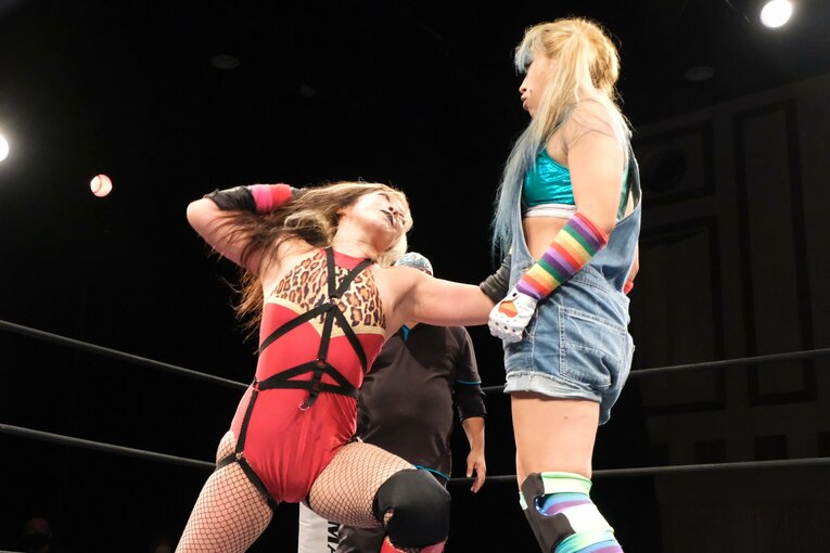 “MAD DOG QUEEN”ハイビスカスみぃ（左）。コミカルなファイトは東京のリングでも人気だ