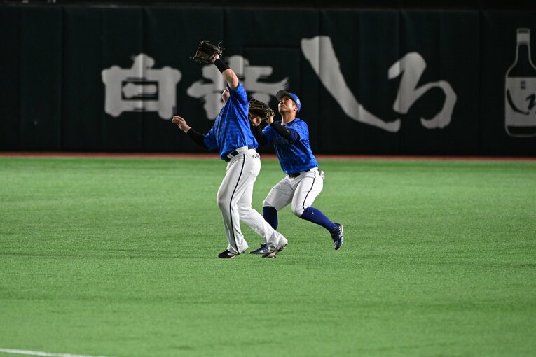 日本シリーズ第4戦、牧秀悟と交錯する桑原将志　©Naoya Sanuki