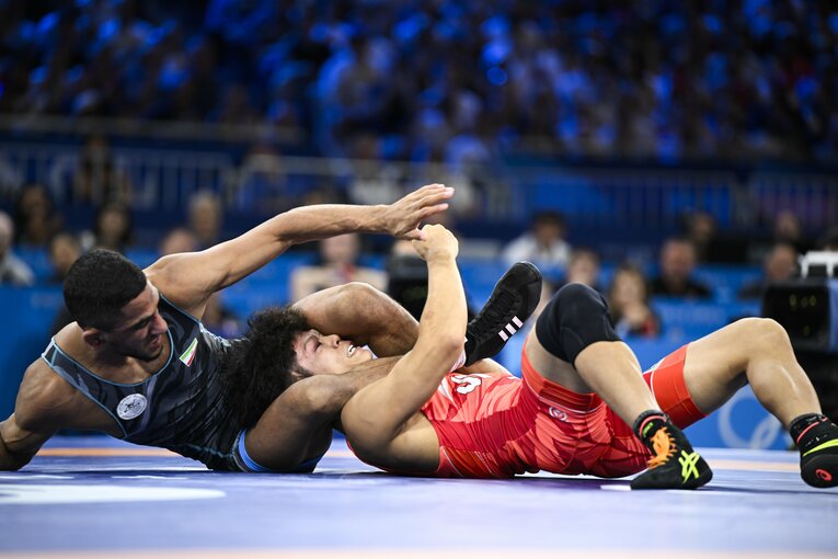 清岡幸大郎の必殺「リンクルホールド」。股間に入れた頭を支点に相手を回転させる（2枚目／全6枚目）©Asami Enomoto/JMPA