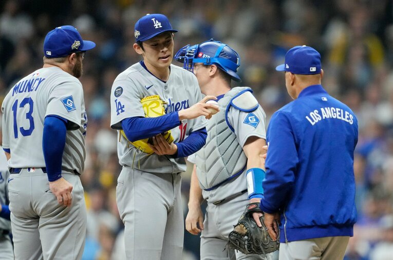 強敵ブルワーズに連勝を飾ったものの、リリーフに回って初めて不本意な投球になってしまった佐々木を小早川氏はどう見たのか ／ photograph by Getty Images