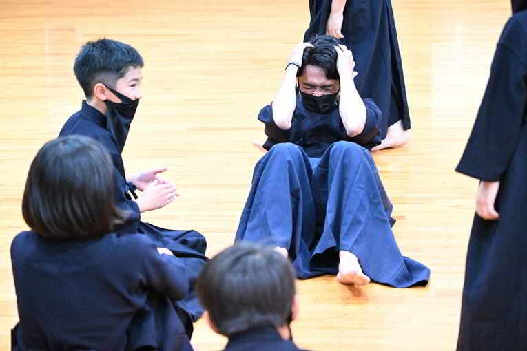 罰ゲーム？の腹筋　©Keiji Ishikawa