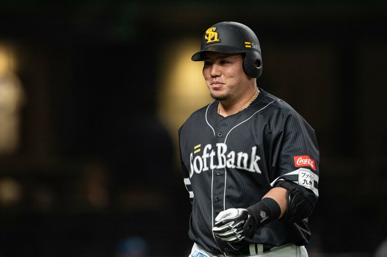 三振に終わりベンチに戻る山川、ブーイングを浴びながらも口元が自然とゆるむ　©Nanae Suzuki