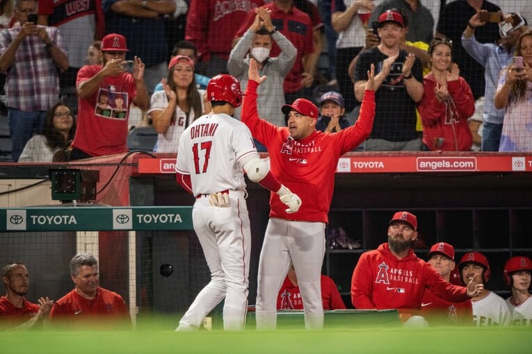 ベンチで大谷を迎え入れるチームメイト