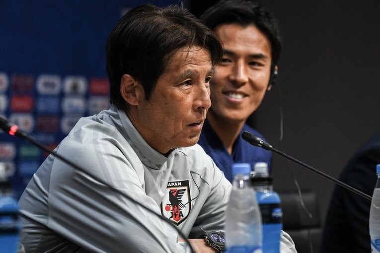 ロシアW杯で西野朗監督とともに会見に出席し笑顔で監督を見守る長谷部　Asami Enomoto/JMPAJMPA