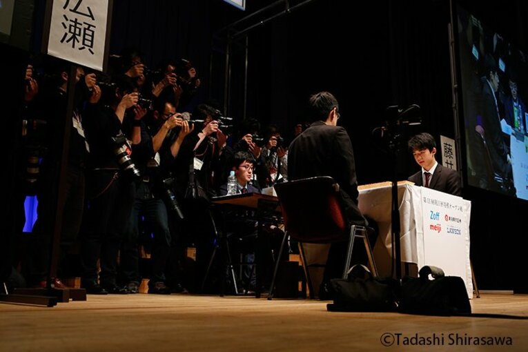 ここ近年、藤井二冠をはじめ注目度の高い対局には数多くのメディアが集まる。