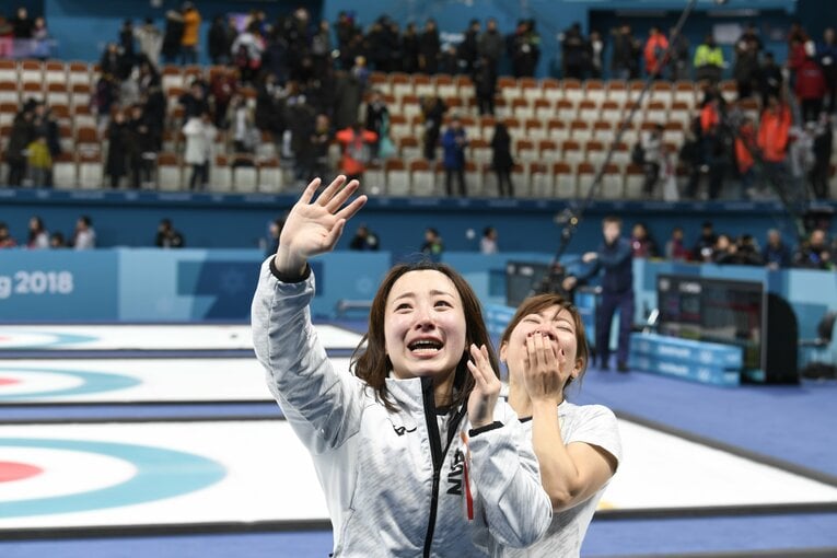 観客席に手をふるスキップの藤澤五月　©JMPA