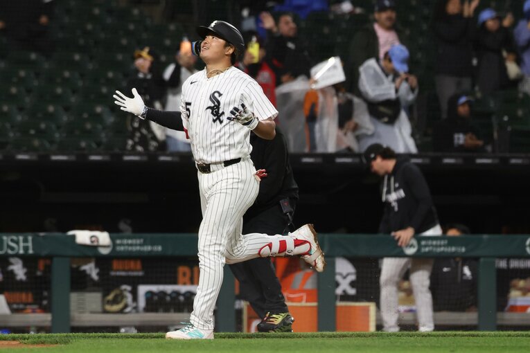 【日米で愛されるムネ写真】殊勲の一撃を放った村上に、深夜まで本拠地に残ったホワイトソックスファンも思わず“最敬礼”（写真は右に続きます）　©Getty Images