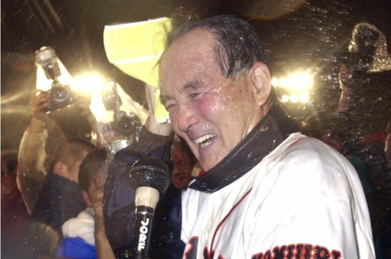 「世紀のONシリーズ」に勝利した長嶋茂雄監督は祝勝会で喜びをあらわにした ／ photograph by KYODO