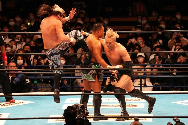 ケニー・オメガとオカダ・カズチカの連携技によるフィニッシュ