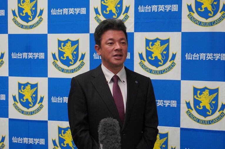 指名漏れの後、須江監督も取材に応じた