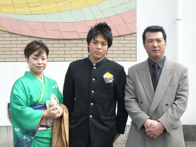 中学の卒業式で、工藤奈美さん、英士さんと記念写真にうつる剣太さん　©家族提供