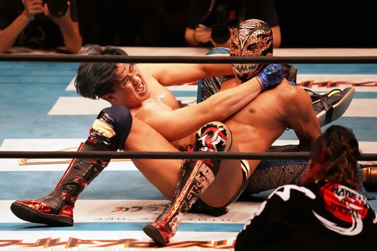 ティタンを締め上げるワト