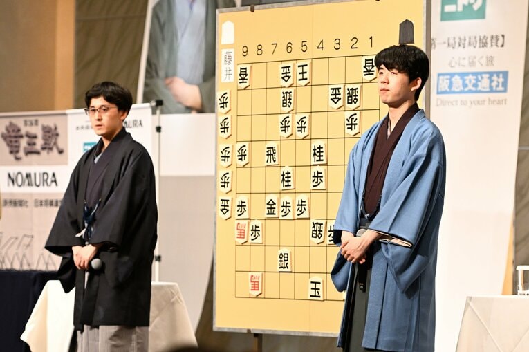 和服姿の2人　©Keiji Ishikawa