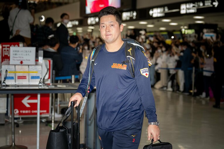 成田空港に到着した牧。さほど笑顔はなく、引き締まった表情だった　©Shiro Miyake