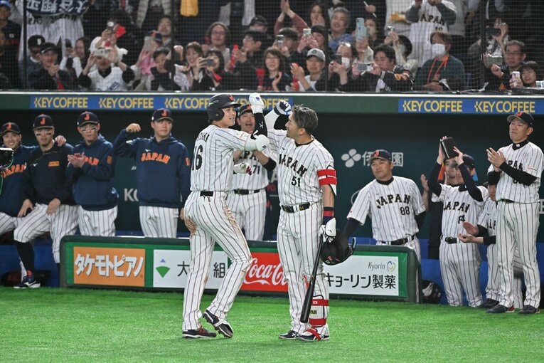 韓国戦で2試合連続の本塁打を放ち、同い年の鈴木誠也と肘タッチを交わす大谷翔平　©️Hideki Sugiyama