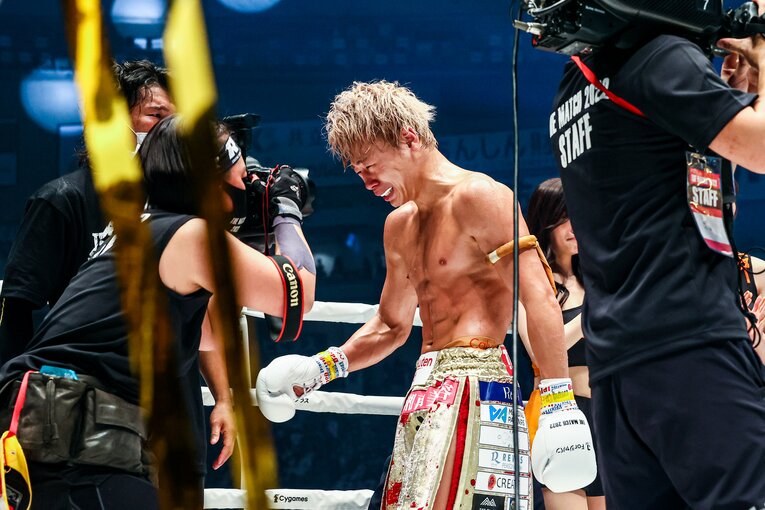 号泣しながらリングを後にする武尊。その姿にも、多くの観客から声援が集まった　©THE MATCH 2022/Susumu Nagao