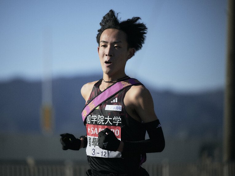 東の前頭筆頭：高山豪起（國學院大）　©Yuki Suenaga