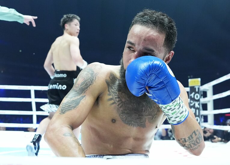 5回、ふたたび井上尚弥の左フックでダウンを喫したネリ　©Naoki Fukuda